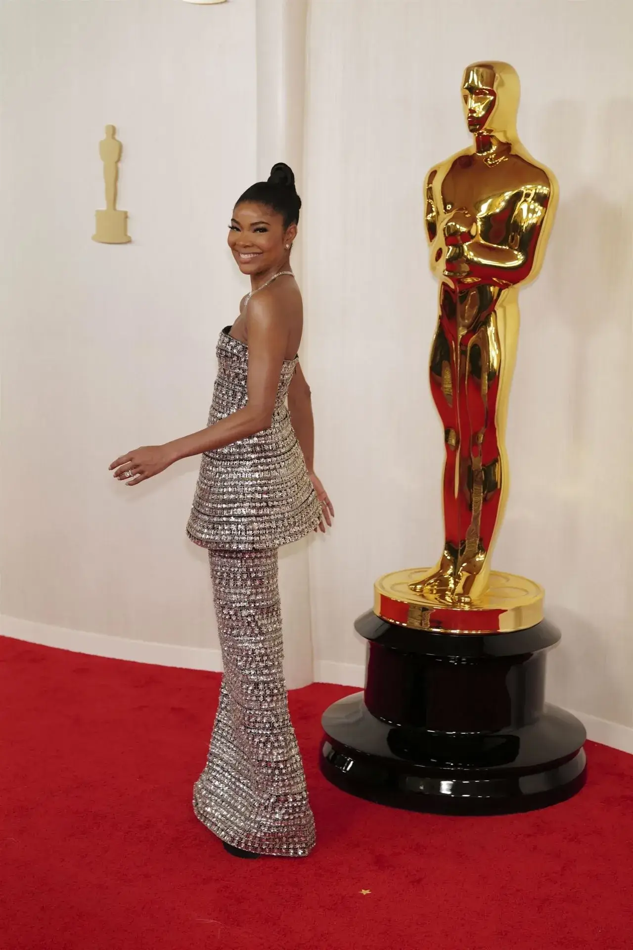 GABRIELLE UNION PHOTOSHOOT AT OSCARS 2024 RED CARPET IN BEVERLY HILLS 6